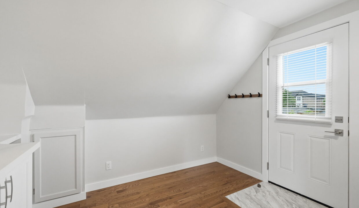 20-web-or-mls-20-Smulders_410 Beach Blvd, Hamilton