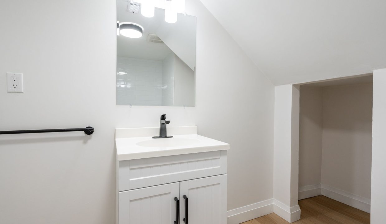 32-web-or-mls-1-48 Burris St, Hamilton-32